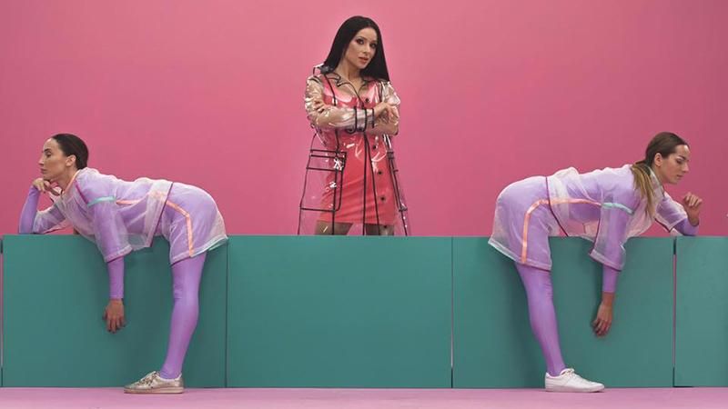 Злата Огневіч у новому кліпі показала пластичні танці у блискучих лосинах: відео Злата Огневіч у новому кліпі показала пластичні танці у блискучих лосинах: відео