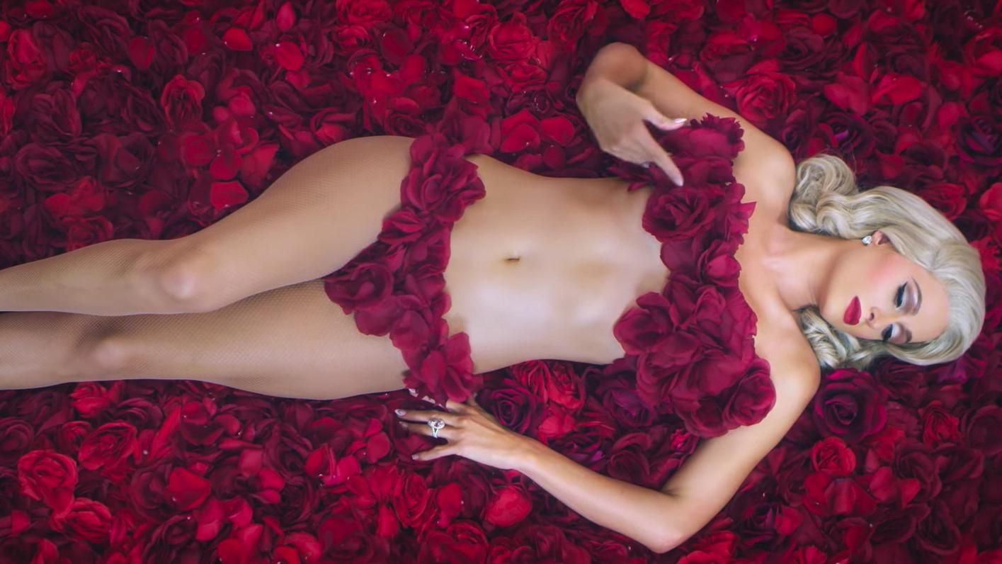 Напівоголена Періс Хілтон знялась в еротичному кліпі: спокусливе відео