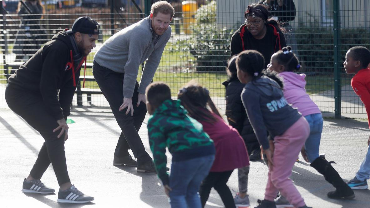 Принц Гарри провел зарядку для малышей: милые фото и видео