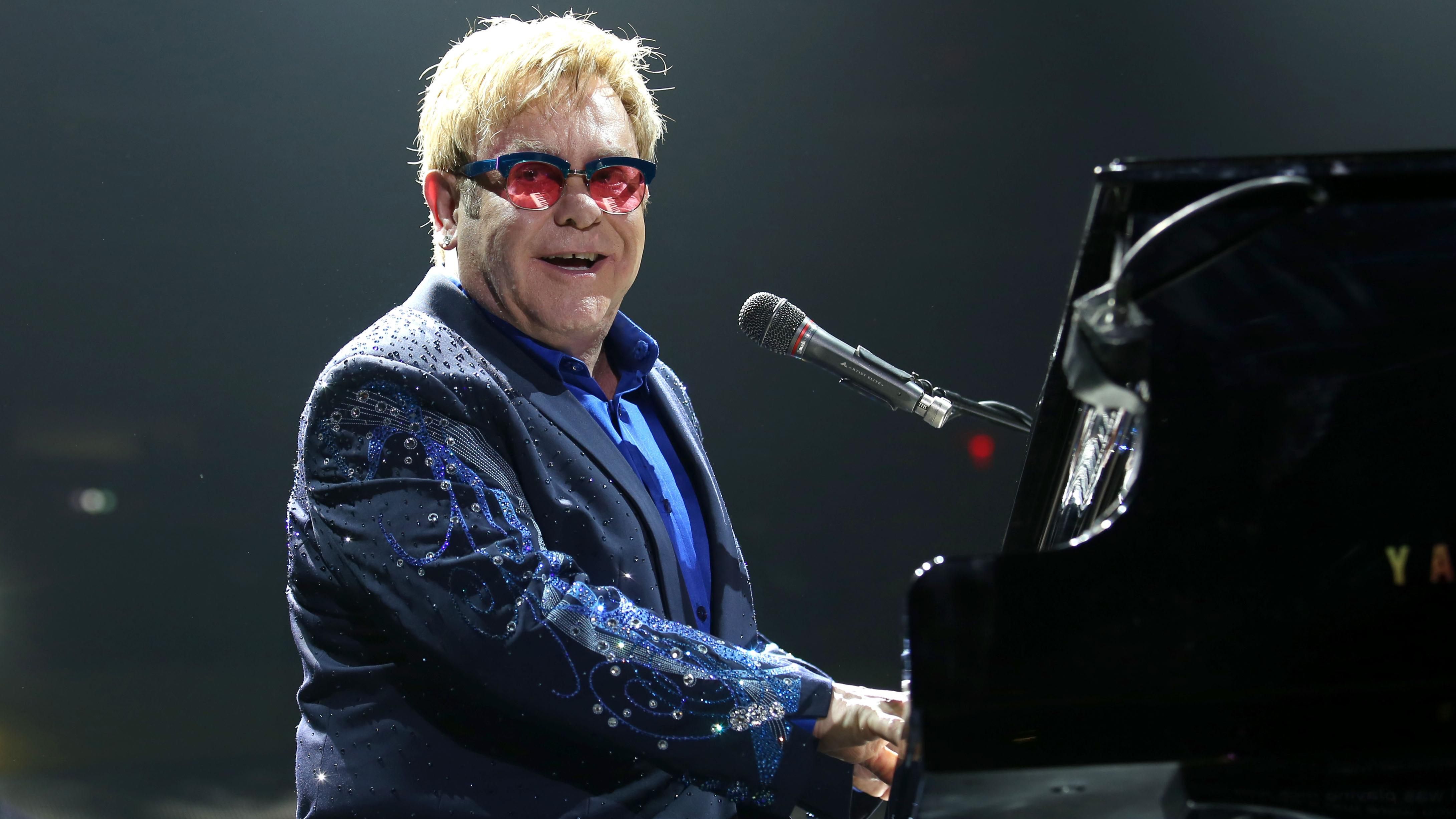 Элтону Джону едва не выбили зубы во время выступления: видео Элтону Джону едва не выбили зубы во время выступления: видео