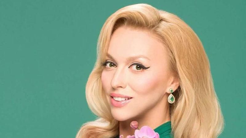 Оля Полякова обрала для фотосесії стильний чоловічий костюм Оля Полякова обрала для фотосесії стильний чоловічий костюм