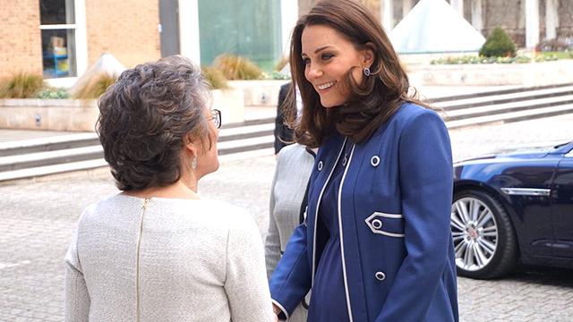 Кейт Миддлтон показала нежный образ на визите в Королевский колледж: фото
