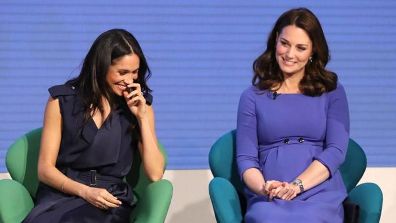 Вагітна Кейт Міддлтон та Меган Маркл обрали сині сукні для світського заходу: фото Вагітна Кейт Міддлтон та Меган Маркл обрали сині сукні для світського заходу: фото