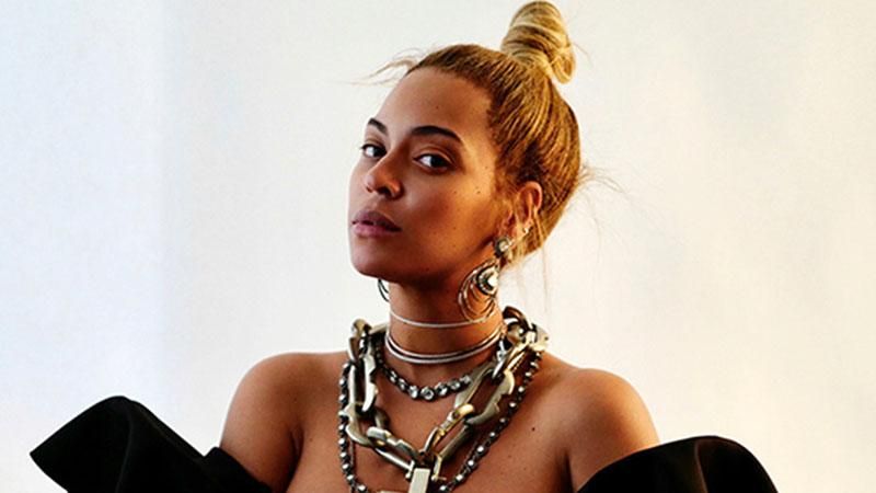 Бейонсе показала пишне декольте у міні-сукні: спокусливі фото Бейонсе показала пишне декольте у міні-сукні: спокусливі фото