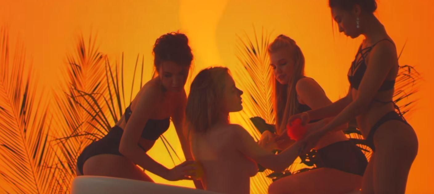 Певица MamaRika обнажилась в новом клипе: видео Певица MamaRika обнажилась в новом клипе: видео