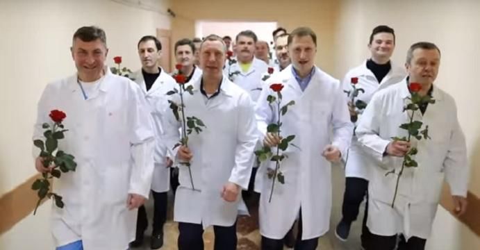 Чернігівські лікарі креативно привітали жінок з 8 березня: яскраве відео