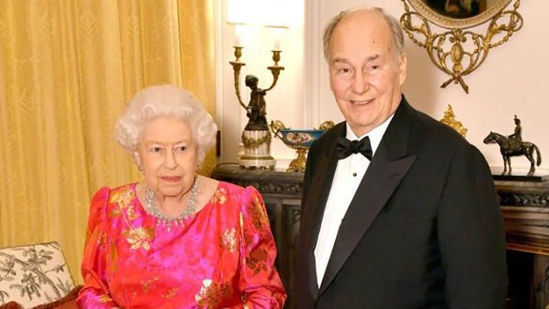 Королева Елизавета II удивила ярким миди-платьем: фото Королева Елизавета II удивила ярким миди-платьем: фото