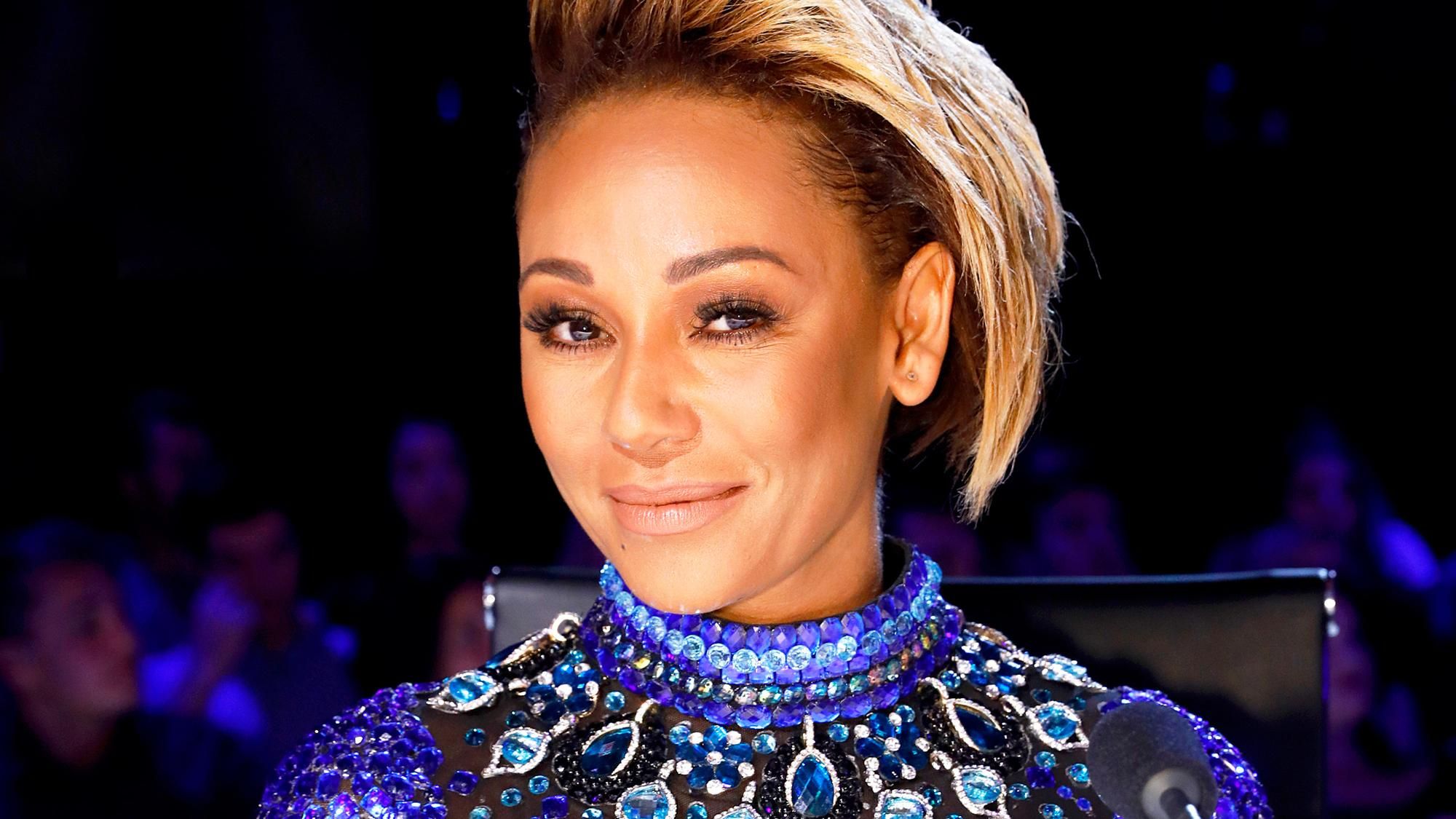 Зірка Spice Girls показала пікантне фото, де їй роблять 5 косметичних процедур одночасно Зірка Spice Girls показала пікантне фото, де їй роблять 5 косметичних процедур одночасно