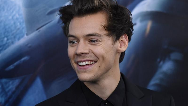 Певец Гарри Стайлс признался в бисексуальности Певец Гарри Стайлс признался в бисексуальности