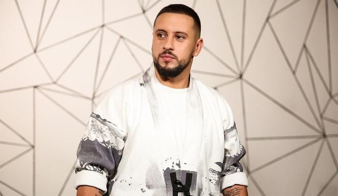 Monatik упал со сцены прямо во время концерта: курьезное видео Monatik упал со сцены прямо во время концерта: курьезное видео