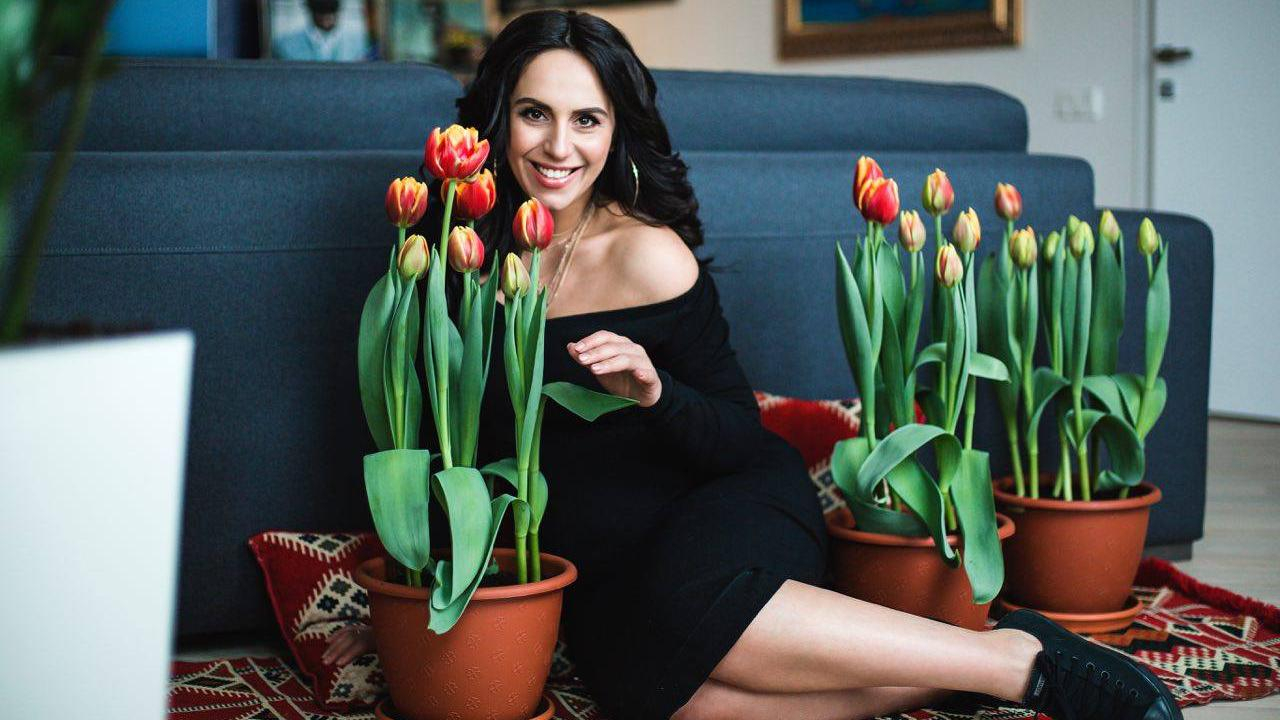 С тюльпанами "Jamala": певица влюбила пользователей новыми фотографиями