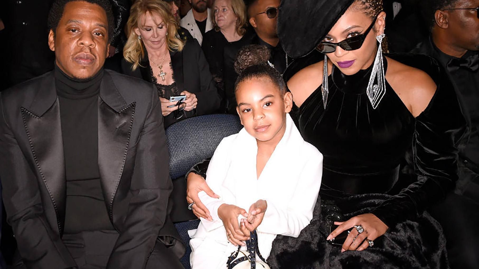 6-летняя дочь Бейонсе купила книг на 10 тысяч долларов
6-летняя дочь Бейонсе купила книг на 10 тысяч долларов