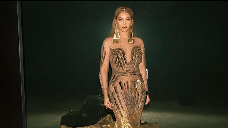 Бейонсе появилась на аукционе в эффектном платье: фото Бейонсе появилась на аукционе в эффектном платье: фото