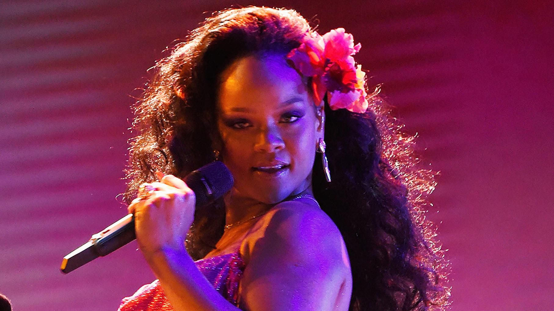 Ріанна показала фігуру у шкіряній міні-спідниці Ріанна показала фігуру у шкіряній міні-спідниці