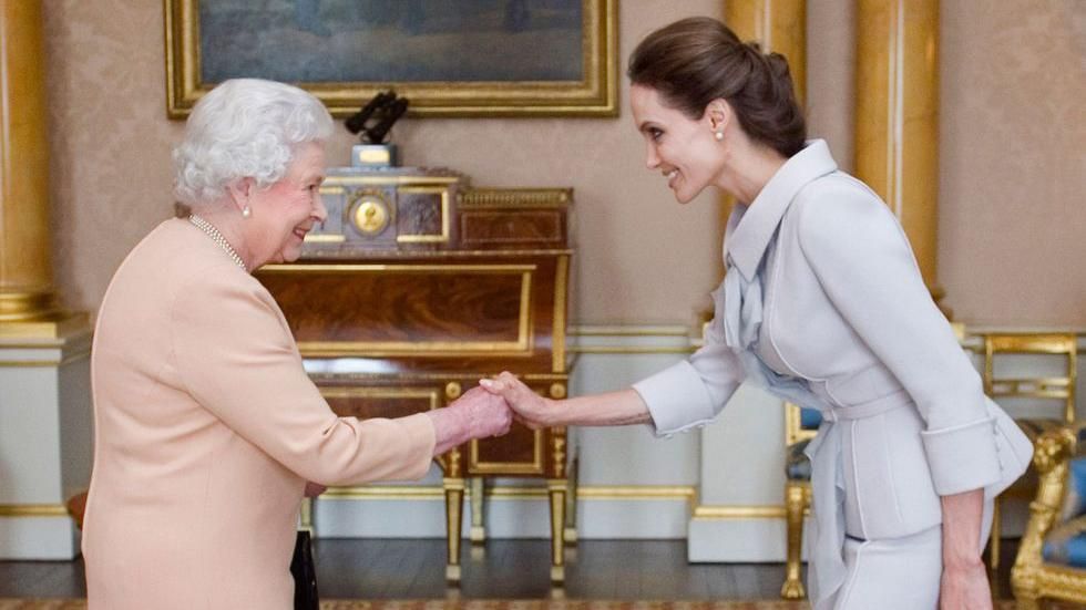 Анджелина Джоли рассказала, почему восхищается королевой Елизаветой II