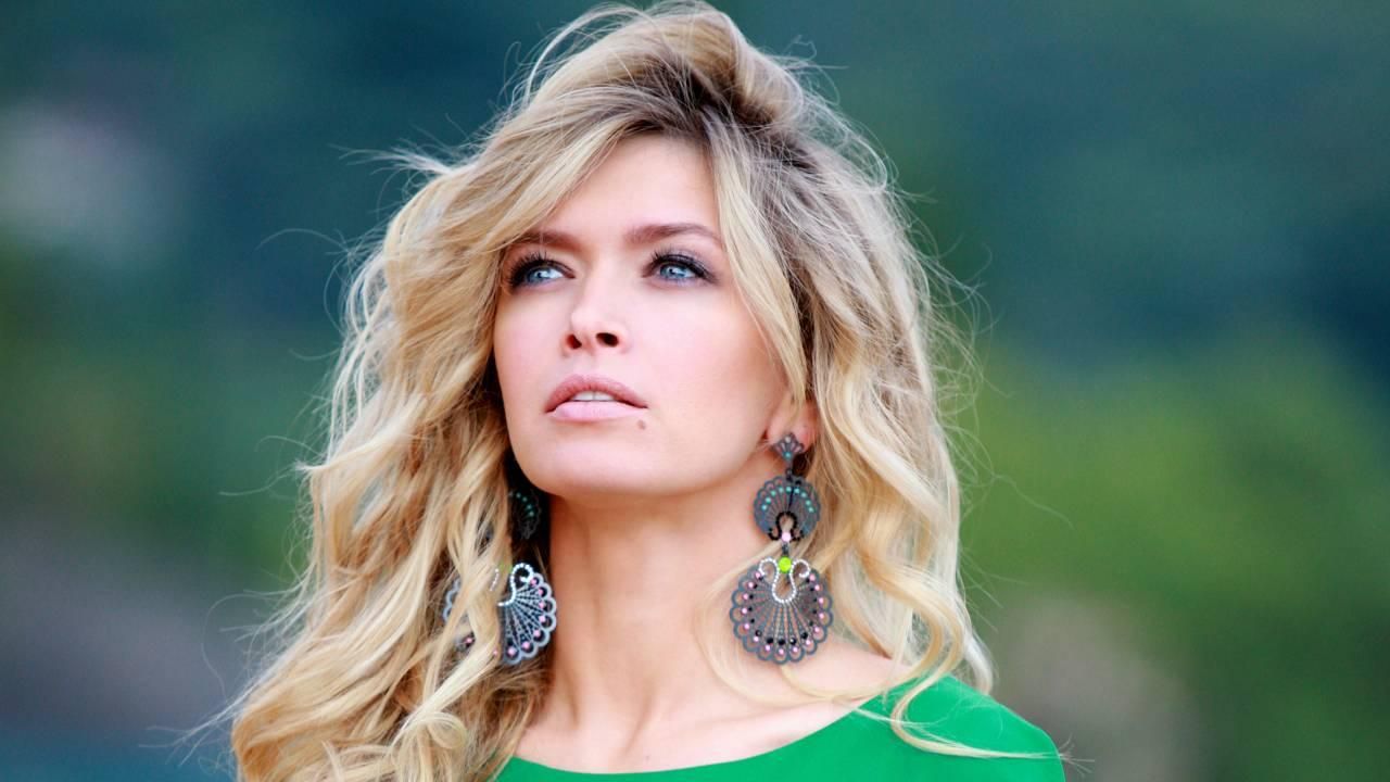 Брежнева упала на концерте и все узнали о фонограме - видео Брежнева упала на концерте и все узнали о фонограме - видео