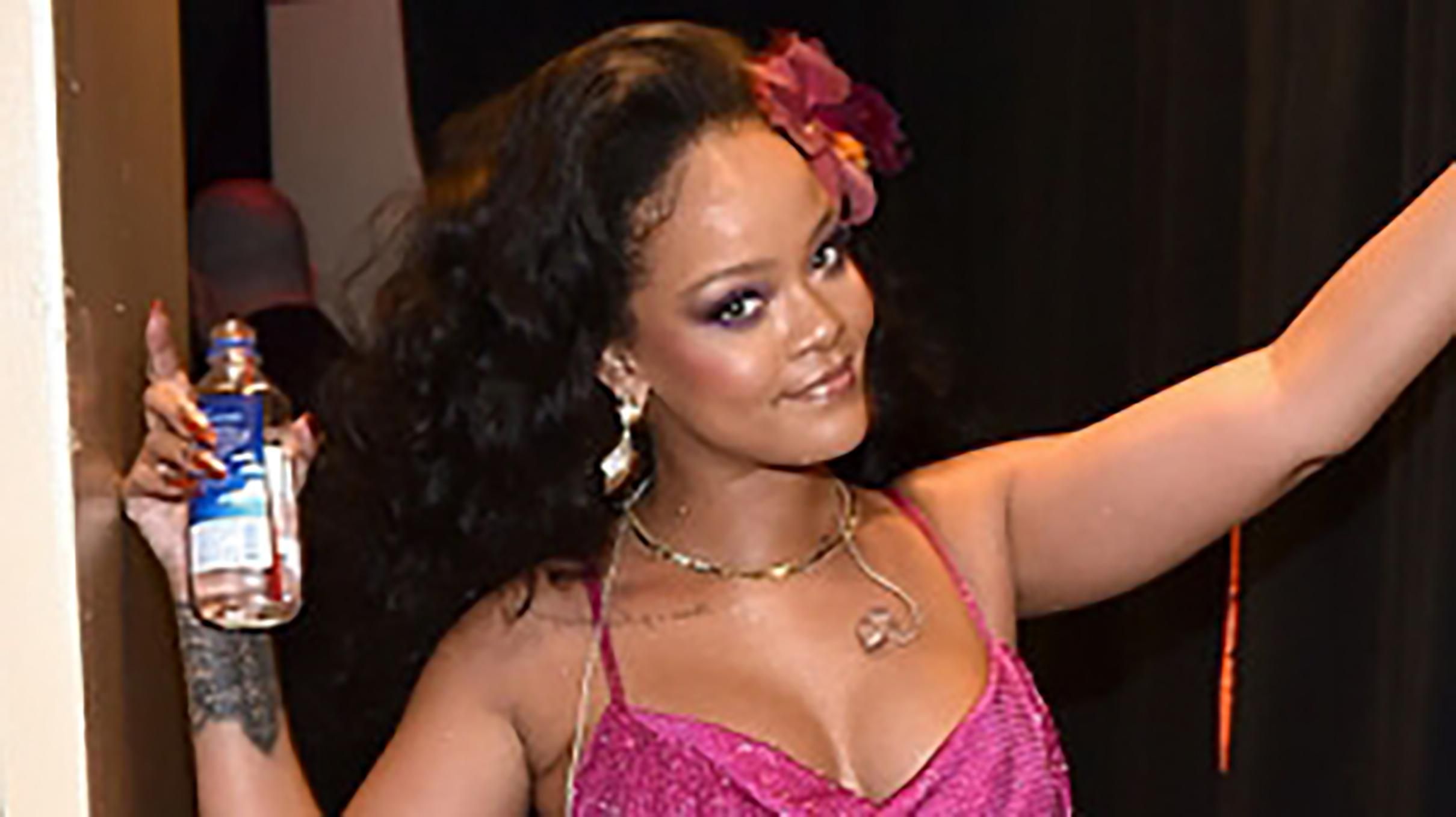 Ріанна засвітила груди у напівпрозорому вбранні Ріанна засвітила груди у напівпрозорому вбранні