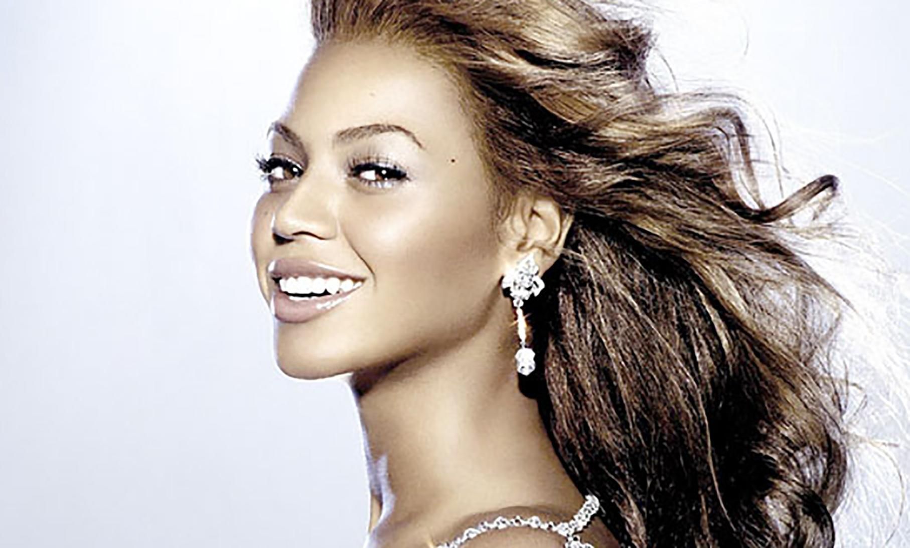 Бейонсе выдаст стипендии темнокожим студентам в размере 100 тысяч долларов Бейонсе выдаст стипендии темнокожим студентам в размере 100 тысяч долларов