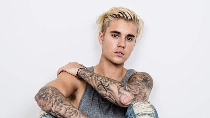 Джастин Бибер шокировал эпатажным фото в платье Джастин Бибер шокировал эпатажным фото в платье