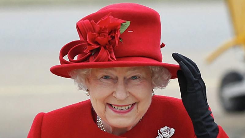 92-річна королева Єлизавета ІІ осідлала коня: фотофакт
