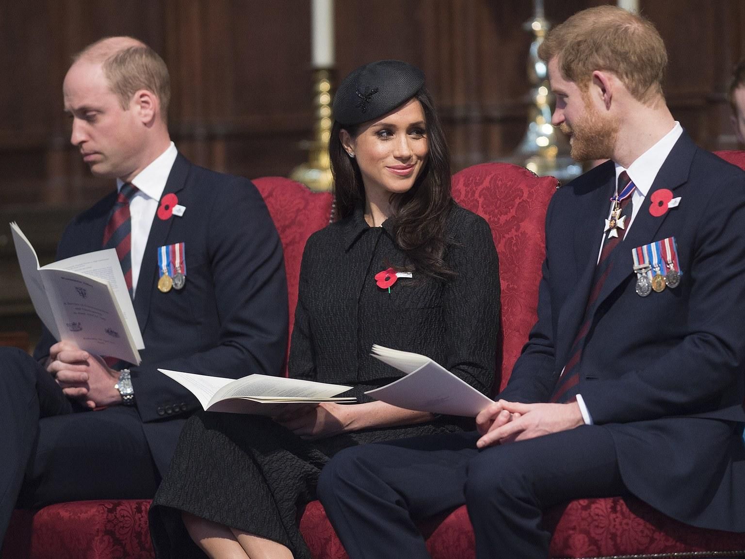 Принц Вільям ледь не заснув на поминальній службі: курйозне відео Принц Вільям ледь не заснув на поминальній службі: курйозне відео