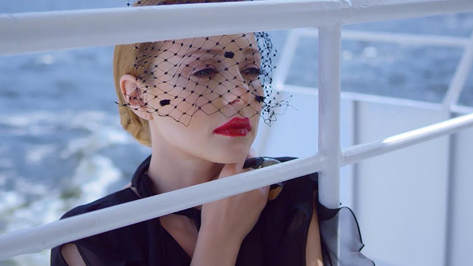 Тіна Кароль представила англомовну версію композиції "Шаг, шаг" Тіна Кароль представила англомовну версію композиції "Шаг, шаг"