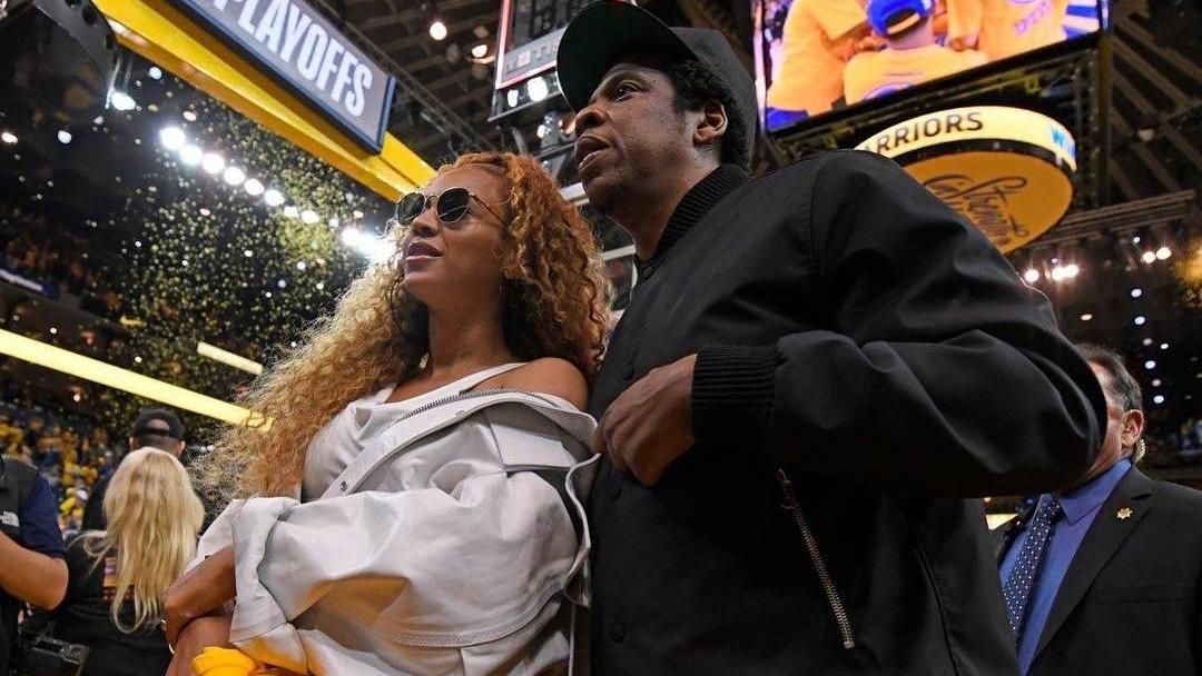 Бейонсе поразила стильным выходом на баскетбольном матче: фото Бейонсе поразила стильным выходом на баскетбольном матче: фото