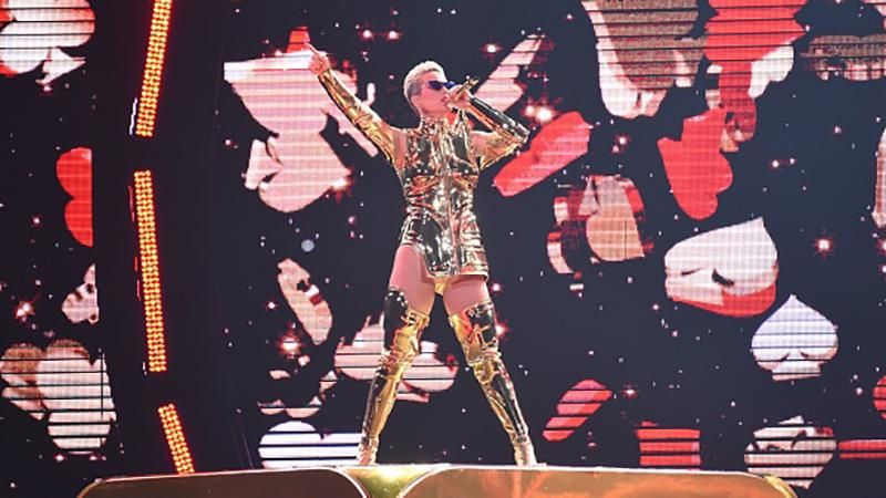 Певица из будущего: Кэти Перри примеряла необычные костюмы на концерте Певица из будущего: Кэти Перри примеряла необычные костюмы на концерте