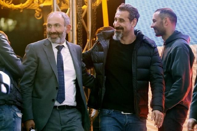 Лидер рок-группы SOAD приехал в Ереван, чтобы поддержать протестующих Лидер рок-группы SOAD приехал в Ереван, чтобы поддержать протестующих