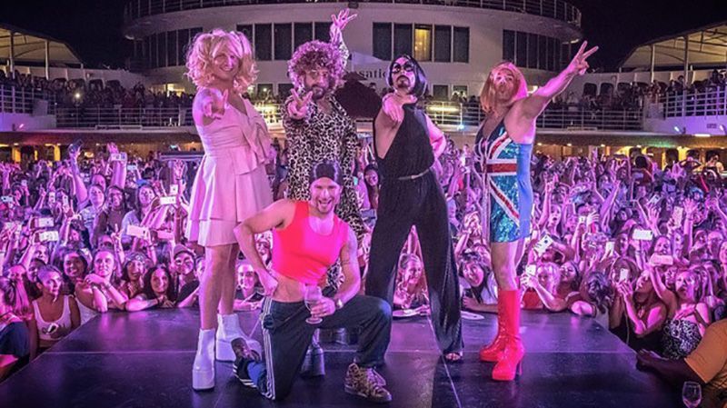 Группа Backstreet Boys примерила образы певиц из Spice Girls: курьезные кадры