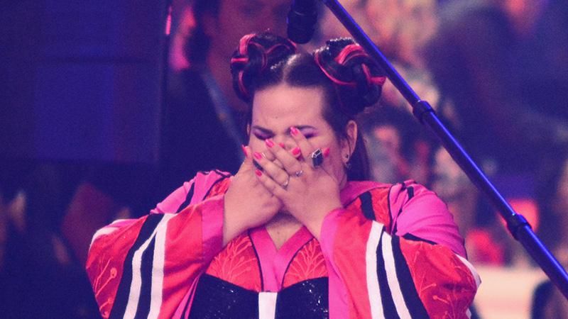 Нетта Барзілай впала зі сходів перед отриманням кубку переможця Євробачення 2018: відео Нетта Барзілай впала зі сходів перед отриманням кубку переможця Євробачення 2018: відео