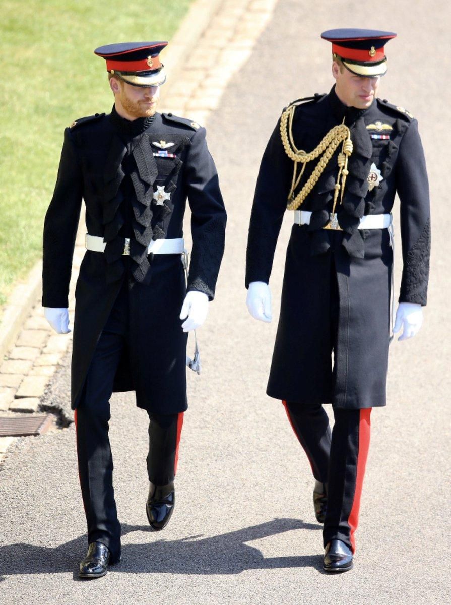 Принц Гаррі прибув на королівське весілля зі своїм братом Вільямом: промовисті фото