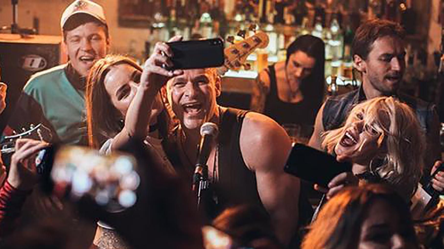 Арсен Мірзоян випустив провокаційний кліп: алкоголь, секс, тату Арсен Мірзоян випустив провокаційний кліп: алкоголь, секс, тату