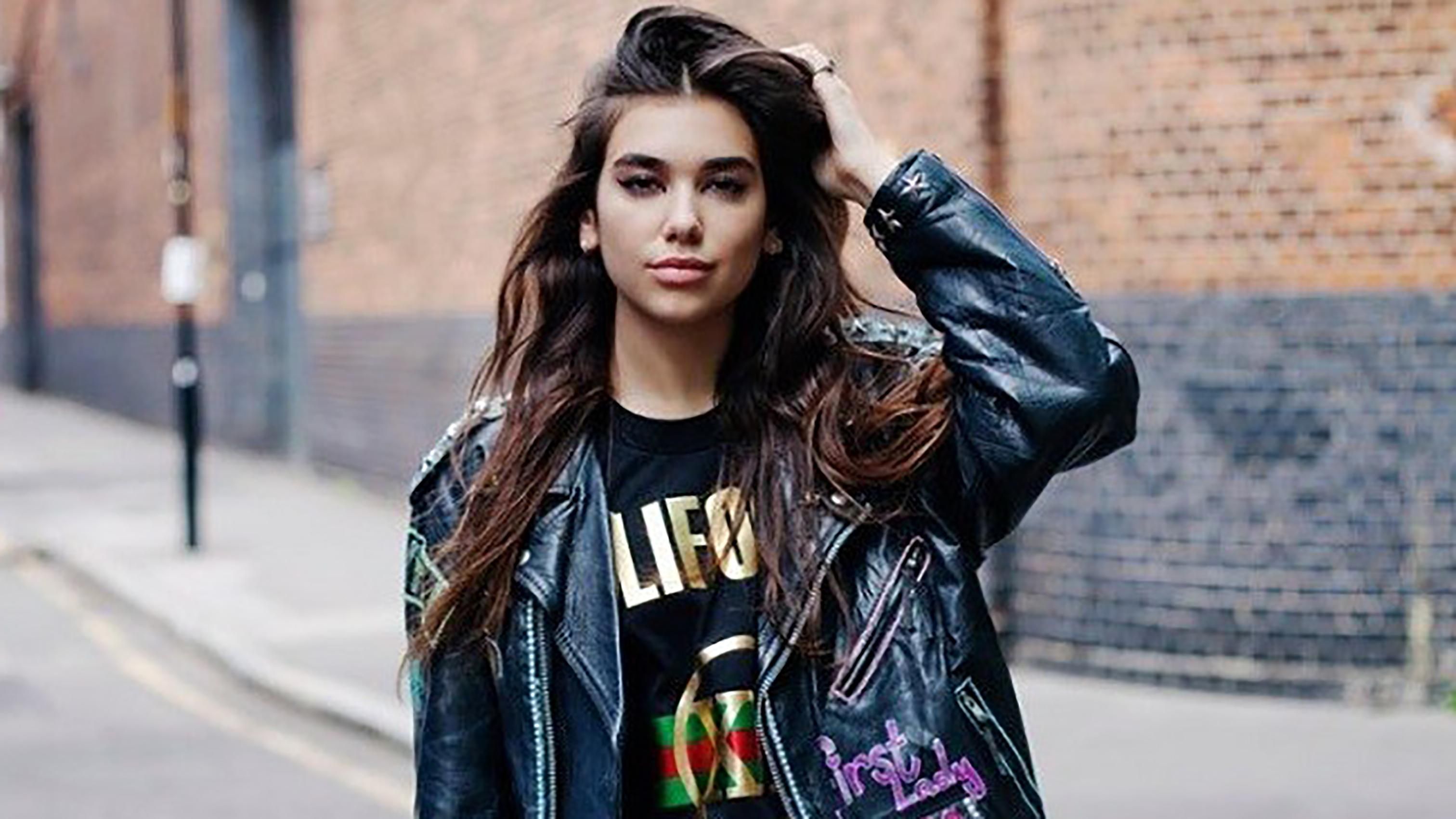 Дуа Липа впервые попозировала на стадионе перед финалом Лиги Чемпионов: фото Дуа Липа впервые попозировала на стадионе перед финалом Лиги Чемпионов: фото