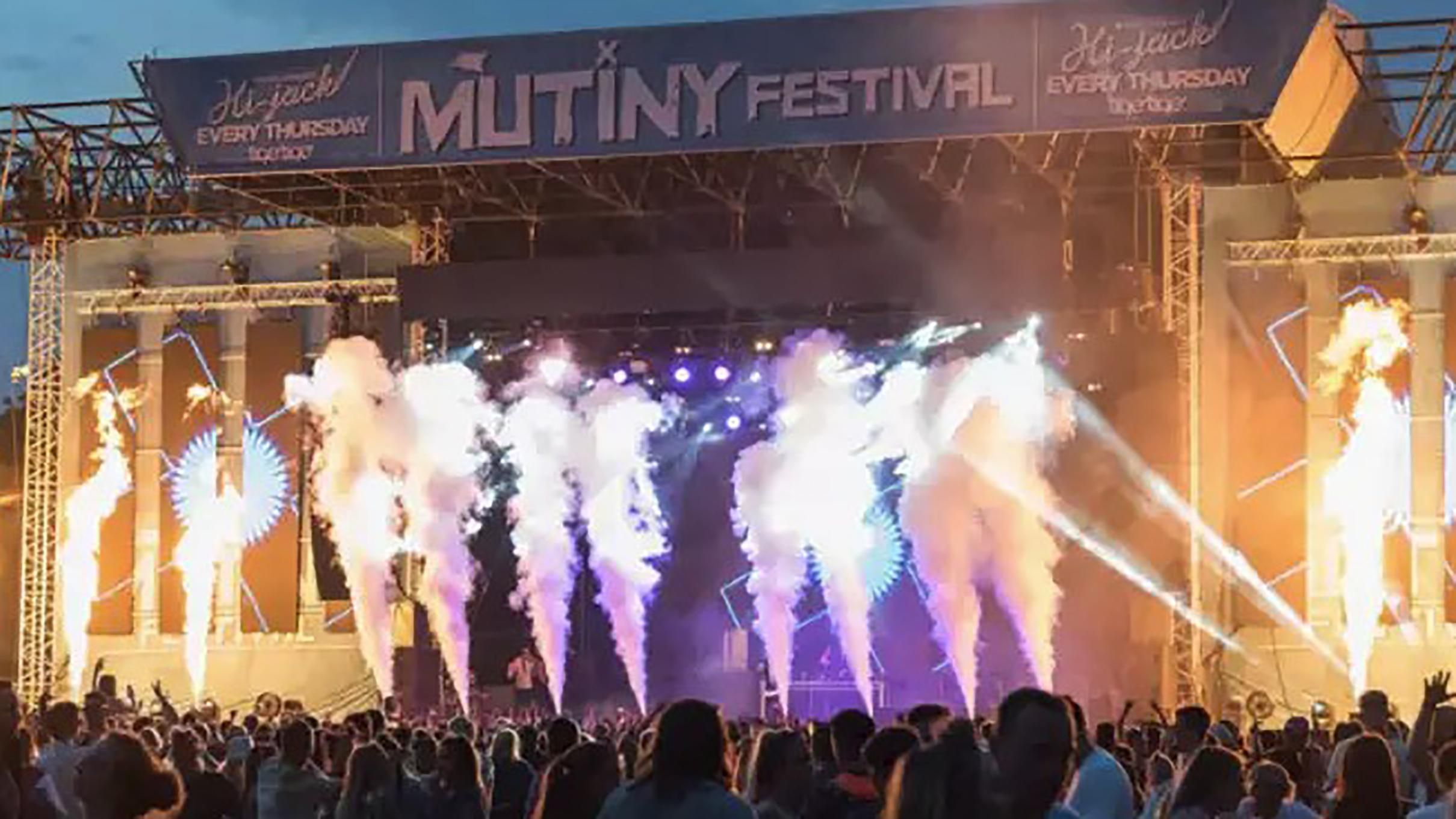 В Великобритании отменили музыкальный фестиваль после смерти двоих людей В Великобритании отменили музыкальный фестиваль после смерти двоих людей