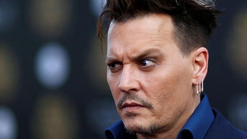 Росіянки закидали Джонні Деппа спідньою білизною: відеофакт Росіянки закидали Джонні Деппа спідньою білизною: відеофакт