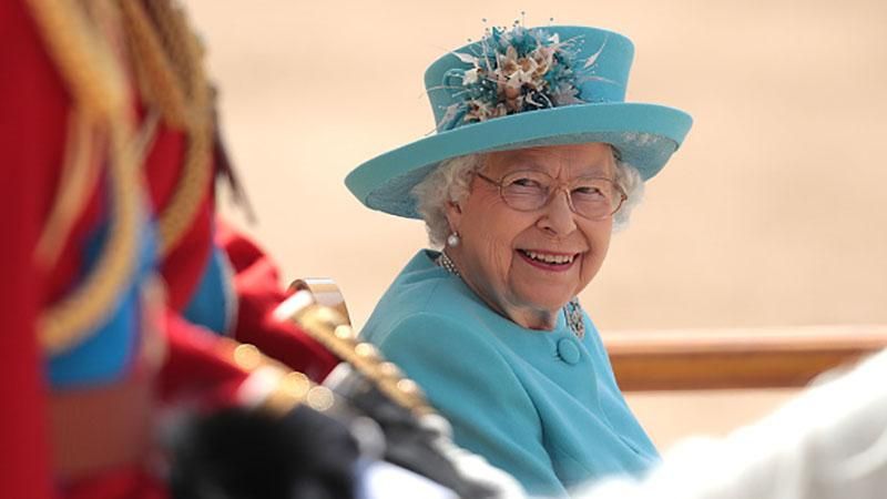 День рождения по-королевски: Елизавета II в роскошном наряде появилась на торжественном параде