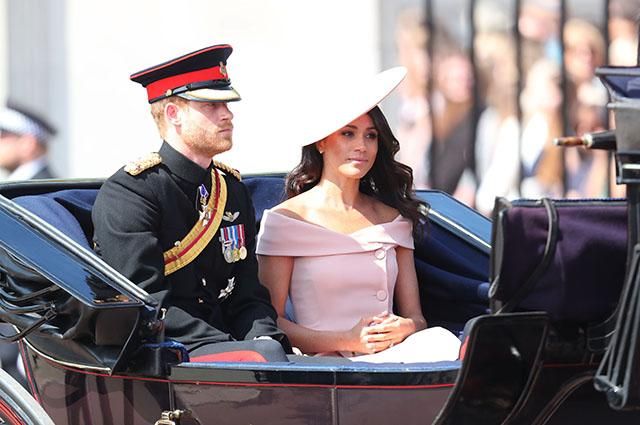 Меган Маркл порушила королівські правила під час урочистого параду в Лондоні Меган Маркл порушила королівські правила під час урочистого параду в Лондоні