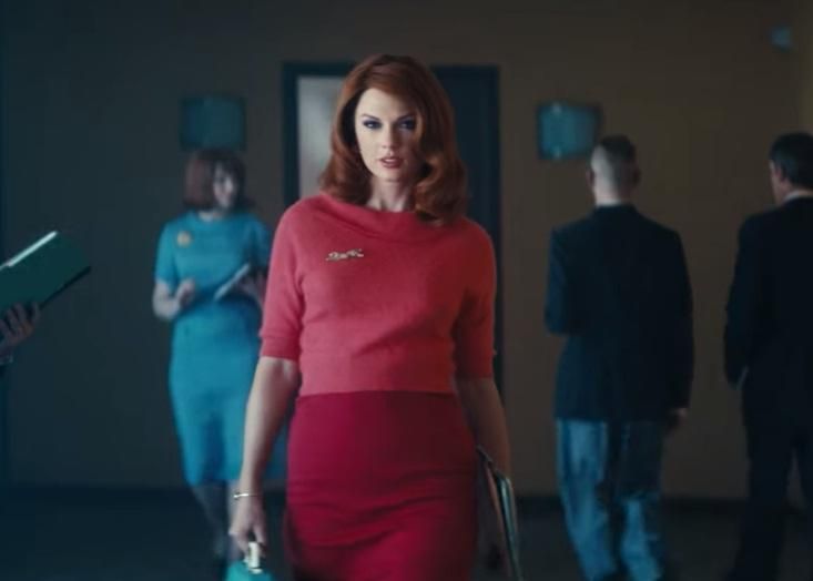 Тейлор Свифт примерила образ рыжеволосой соблазнительницы в новом клипе: видео