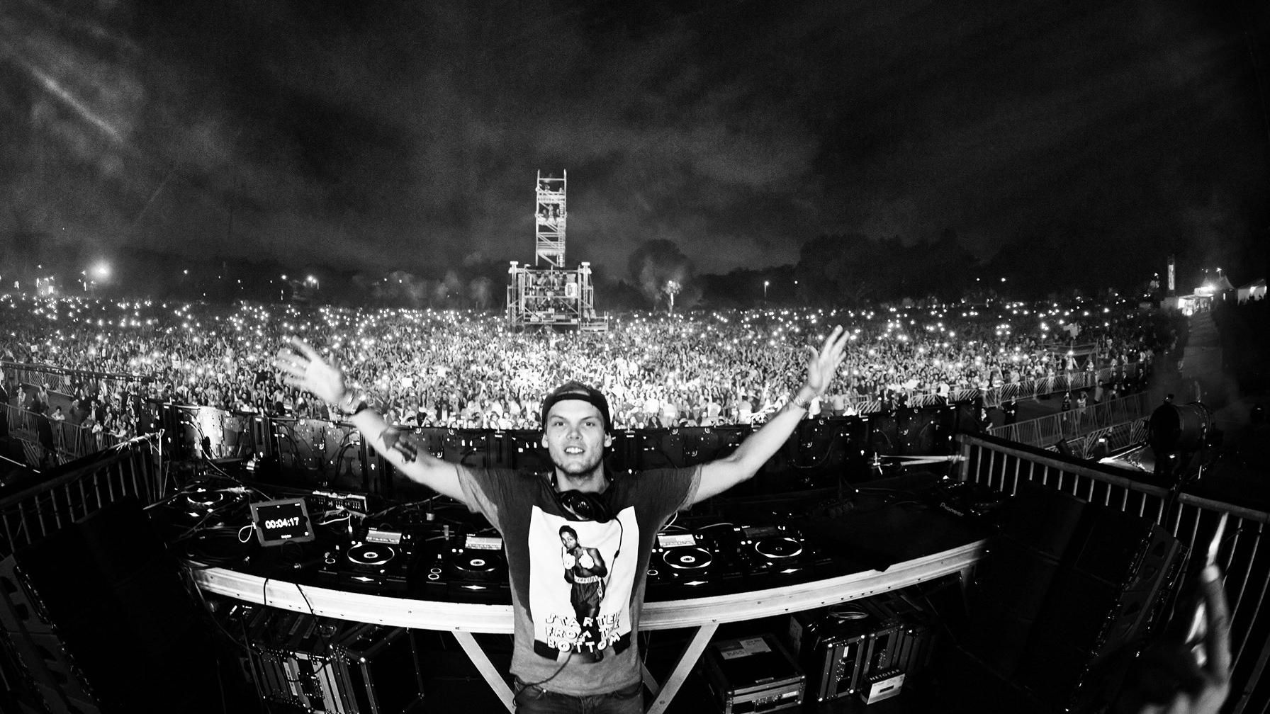 Молодого EDM-музиканта Avicii поховали у Стокгольмі через майже 2 місяці після смерті Молодого EDM-музиканта Avicii поховали у Стокгольмі через майже 2 місяці після смерті