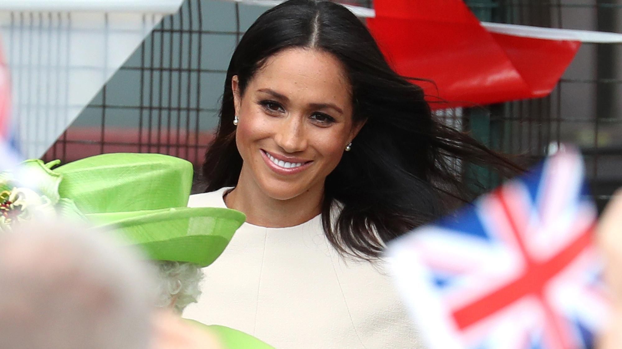 Во время поездки с королевой с Меган Маркл случился конфуз: видео Во время поездки с королевой с Меган Маркл случился конфуз: видео