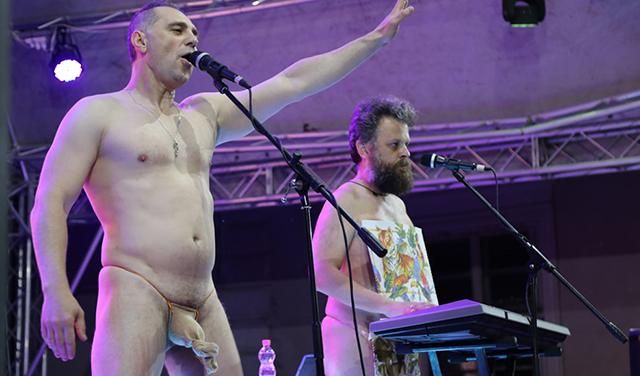 Мер Івано-Франківська наказав освятити місце, де на фестивалі виступили оголені рокери (18+) Мер Івано-Франківська наказав освятити місце, де на фестивалі виступили оголені рокери (18+)