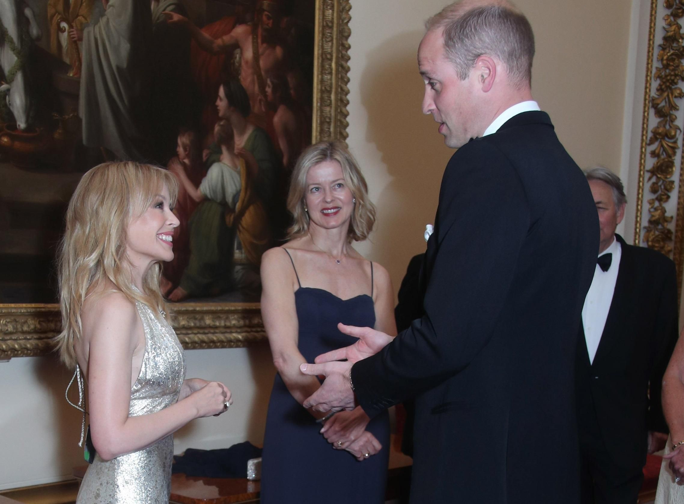 У блискучій сукні з відкритим декольте: спокуслива Кайлі Міноуг зустрілась з принцом Вільямом У блискучій сукні з відкритим декольте: спокуслива Кайлі Міноуг зустрілась з принцом Вільямом