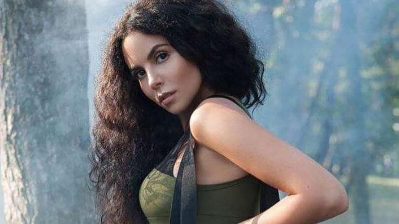 Настя Каменських засвітила стрункі ноги у стильному плащі: фото Настя Каменських засвітила стрункі ноги у стильному плащі: фото