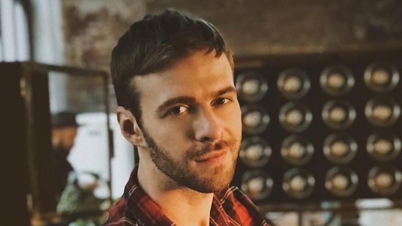 Макс Барських звабливо станцював біля поліцейської: відеофакт Макс Барських звабливо станцював біля поліцейської: відеофакт