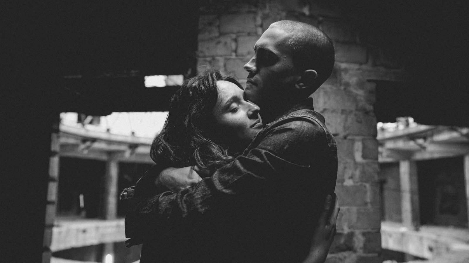 Океан Эльзы выпустил противоречивый видеоклип "В небо жене" Океан Эльзы выпустил противоречивый видеоклип "В небо жене"