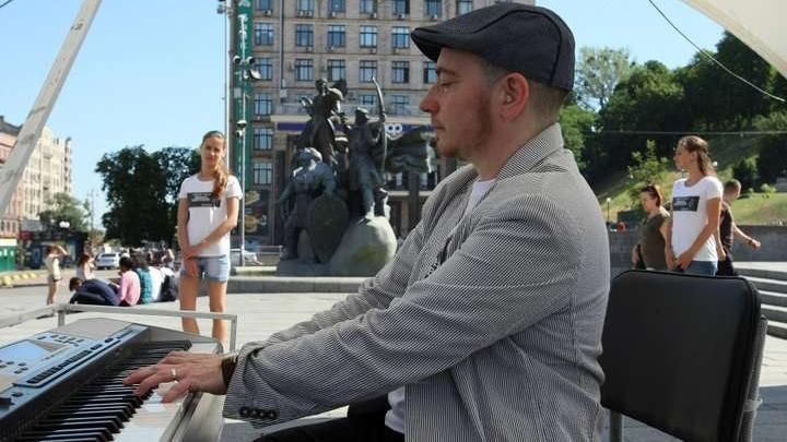 На Майдане 12 часов подряд играют на рояле в поддержку узников Кремля
