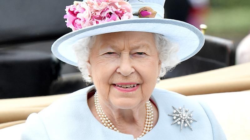 Королева Єлизавета ІІ відвідала кінні перегони: чарівні фото 