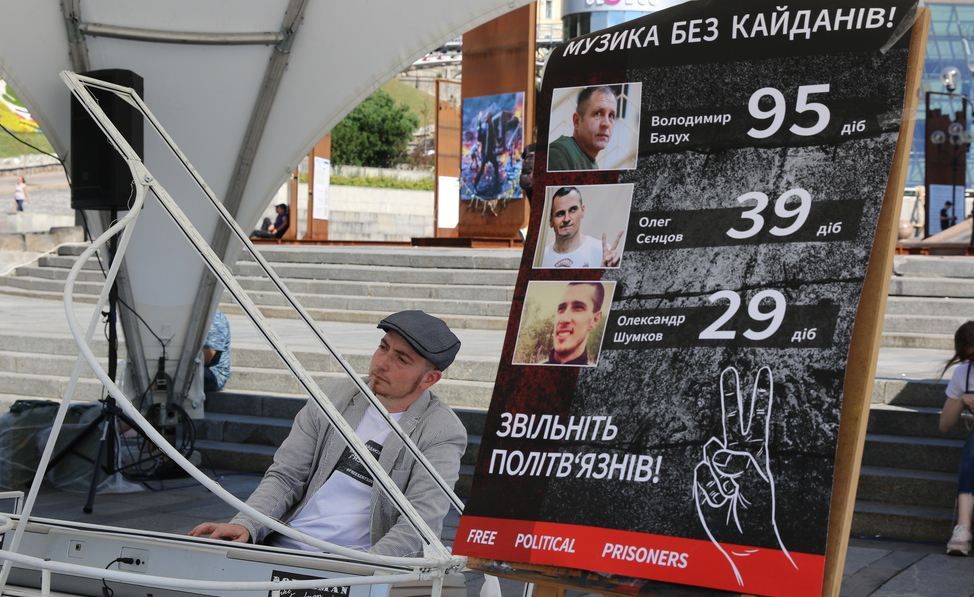 "Без перерыва и еды": в Киеве провели необычную акцию в поддержку политзаключенных "Без перерыва и еды": в Киеве провели необычную акцию в поддержку политзаключенных