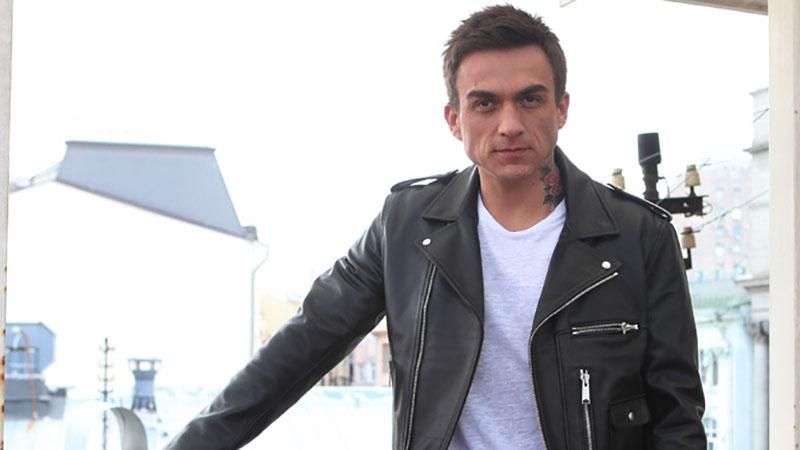 Співак Влад Топалов публічно образив пишнотілу дівчину: деталі гучного скандалу Співак Влад Топалов публічно образив пишнотілу дівчину: деталі гучного скандалу